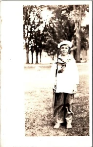 Giovane Ragazzo in Tuta da Marinaio con Fucile Scuola Gioco RPPC - Foto 1 di 2