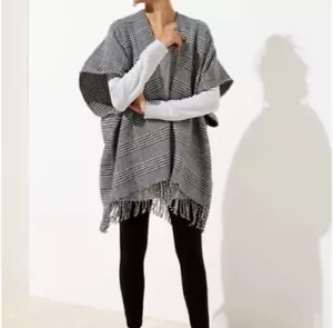 NWT Ann Taylor Loft Reversible Houndstooth Poncho Size M/L Black/White - Picture 1 of 3