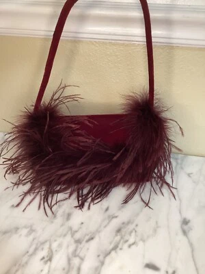Cartera de terciopelo y plumas Jeanne Lottie vino Foto 1 de 4