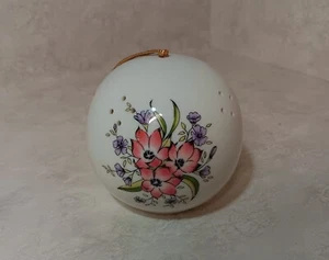 VTG Ceramic Round Potpourri Pomander w/ Flower Design Black Outline Retro Chic - Picture 1 of 5
