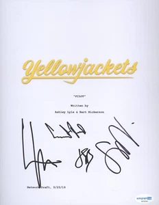 YELLOWJACKETS SIGNED PILOT EPISODE SCRIPT by 4 CAST SOPHIE NELISSE w/ COA - Bild 1 von 2