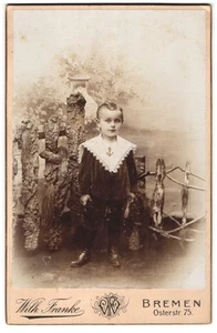 Fotografie Wilh. Franke, Bremen, Osterstraße 75, Knabe im Matrosenanzug mit Spi - Bild 1 von 2