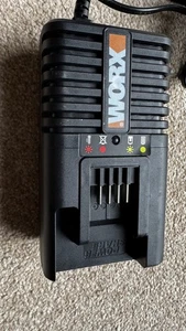 Worx 20V WA3551.1 Akku und WA3860 2 Ampere 1 Stunde Ladegerät - Bild 1 von 9
