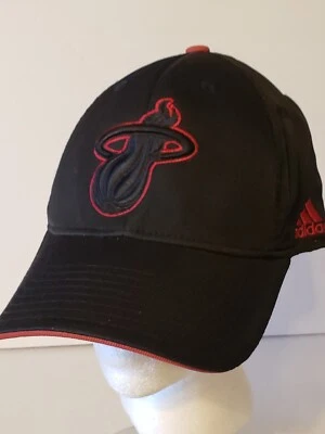 Boné preto Adidas Miami Heat basquete NBA ajustado PEQUENO/MÉDIO - Imagem 1 de 4