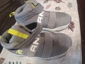 AND1 Blindside Youth Basketball Athletic Shoes Grey Boys Size 3 Sneaker - Picture 1 of 4