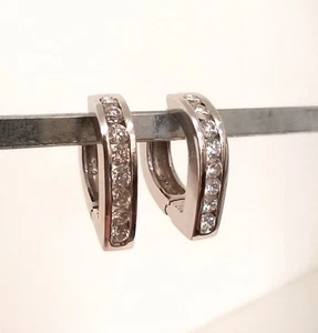 Gorgeous 18ct Gold V Shaped Huggy Hoop Diamond Earrings 18K 750 - Picture 1 of 5