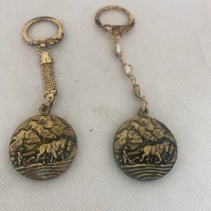 2 PORTACHIAVI VINTAGE GOLFO OLIO ARATRO OCCIDENTALE CONTADINO MINIATURA CIONDOLO FOB - Foto 1 di 7