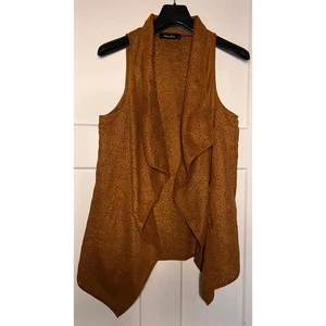 Chaleco Anna Grace Frontal Abierto Marrón Bolsillos Imitación Gamuza Corte Láser PEQUEÑO - Imagen 1 de 7