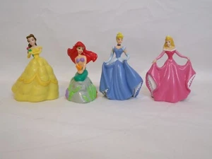 Lotto 4 Cake Toppers Principesse Disney Giocattolo Decopac Ariel Cenerentola Belle Aurora - Foto 1 di 9
