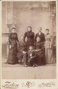 Tarjeta de gabinete foto antigua gran familia mujeres hombres niño Moorhead MN telón de fondo plano - Imagen 1 de 6