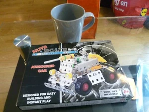 FIA TOYS NUTS + BOLTS ENGINEERING SET ARMOURED CAR CONSTRUCTION SET ALL NEW - Imagen 1 de 2