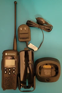 MINT Motorola DTR550 Digital with OEM Charger Holster Walkie Talkie NO BATTERY - Picture 1 of 2