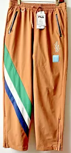 Neu mit Etikett Maison Mihara Yasuhiro & Fila Collab Herrenhose Größe L senffarben Nylonmischung - Bild 1 von 9