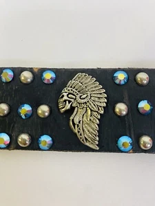 Indianer Kopfschmuck auf Totenkopf Leder Manschette Armband mit Kristallen Hergestellt in den USA - Bild 1 von 9