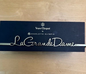 Veuve Clicquot Champagner Geschenkbox 2006 von Charlotte Olympia La Grand Dame (LESEN) - Bild 1 von 14