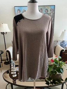 Neu ohne Etikett Yushi Artsy Tunika taupe & schwarz Crinkle-Stoff Größe XL dekorativer Knopf - Bild 1 von 6