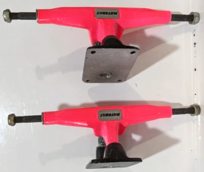 Camiones de monopatín Motobilt vintage de la vieja escuela nuevos rosa y negro 9" NECESITA BUJE Foto 1 de 4