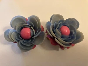VINTAGE ESTATE  BLUE AND PINK FLOWER CLUSTER  clip on earrings - Picture 1 of 2