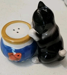 Westland Collection Cat & Fishbowl Magnetic Salt & Pepper Shakers - Picture 1 of 6