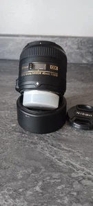 Nikon AF-S DX Micro NIKKOR Objektiv 40 mm f/2,8 G + Gegenlichtblende HB-61 - Bild 1 von 6