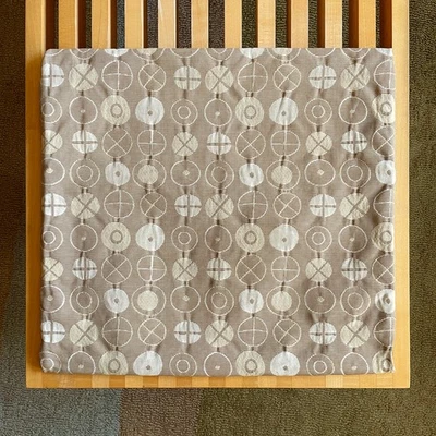 Наволочка Eames с круговым узором • ткань Maharam • 17x17 дюймов • MCM - Изображение 1 из 3