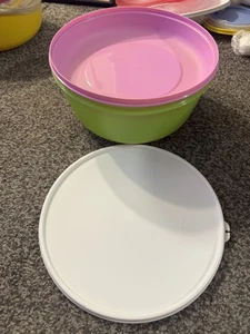 Tupperware Super Salatschüssel 16 Tassen grün, rosa Deckel/Tablett und weißes Siegel Neu - Bild 1 von 3