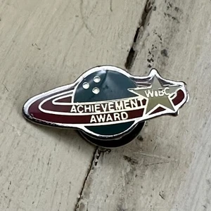 PINBACK BOWLING - Vintage WIBC Ball Saturn Achievement Award Star Pinback - DA VEDERE - Foto 1 di 5