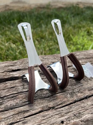 Par de clips de puntera de pedal Wellgo cromados ~ grandes ~ cubiertos de cuero vintage carretera Foto 1 de 4