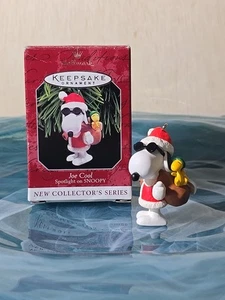 Joe Cool Santa Snoopy & Woodstock Peanuts Hallmark Christmas Ornament 1998  - Bild 1 von 13