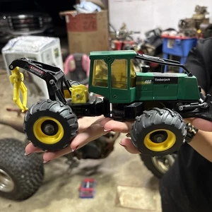 Patinadora de troncos Ertl Timberjack 460 con hoja y grapa escala 1/32 diecast - Imagen 1 de 7