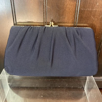 Bolso sin asas de noche satinado azul marino de colección HL EE. UU. Dorado cierre de beso cadena Foto 1 de 4