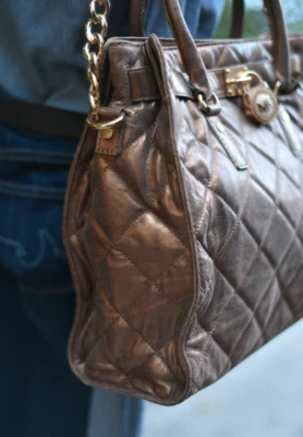 Bolso cruzado de hombro Michael Kors de latón metálico (oro sucio) de cuero  Foto 1 de 4