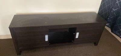 TV de madera oscura con puertas correderas, estante, tiradores plateados, desgaste menor. Foto 1 de 4