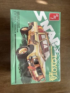 AMT 1/25 1980 Toyota Hilux SR5 4x4 Pickup Truck Snap Fit #1114M/12 SEALED - Bild 1 von 3