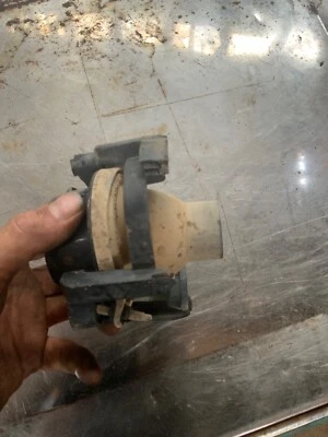 Farol de neblina 2008-2015 Cadillac CTS cupê danificado - Imagem 1 de 3