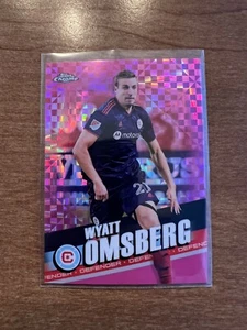 Topps 2022 cromo MLS #114 | WYATT OMSBERG rosa XFractor Chicago Fire - Imagen 1 de 2