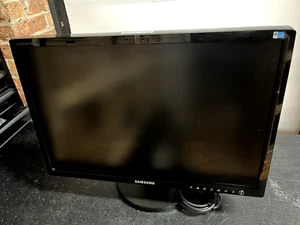Samsung 245T Desktop Monitor 24" - SCRATCHED - Picture 1 of 11