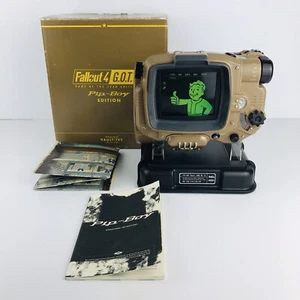 Fallout 4 Pip-Boy Model 3000 Mk IV Edizione da Collezione con Manuale/Poster e Supporto - Foto 1 di 24