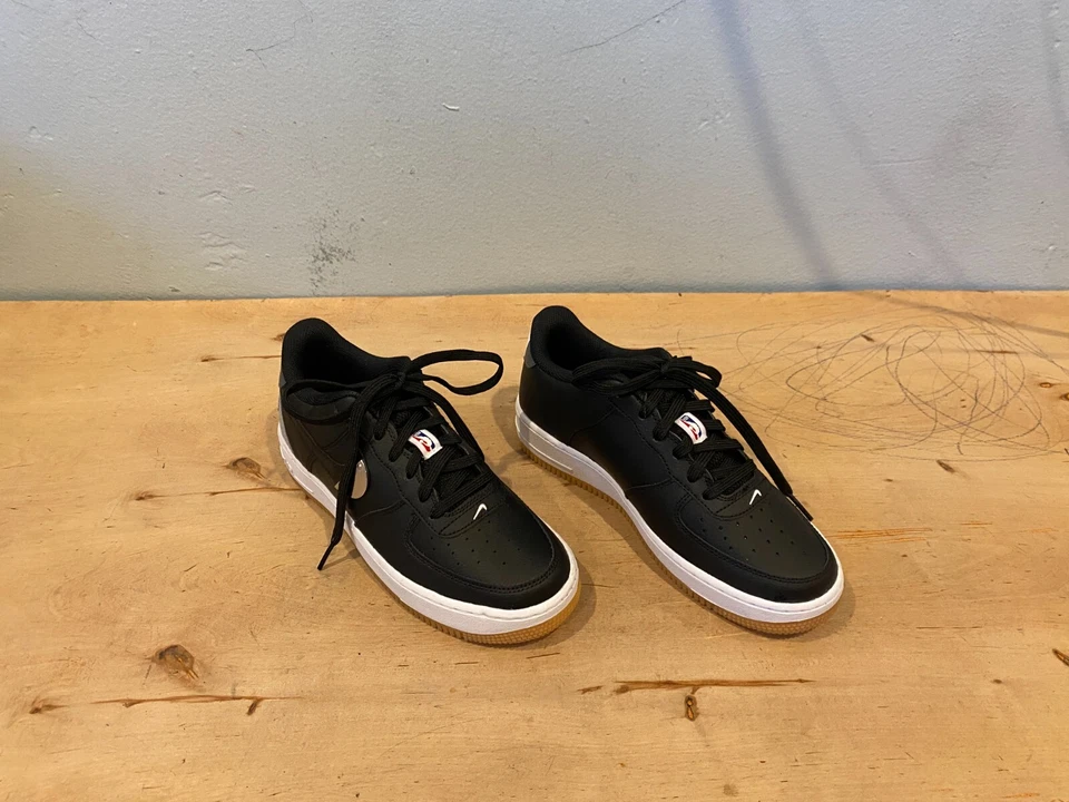 Zapatilla deportiva Nike Big Kid's Air Force 1 LV8 NUEVA SIN ETIQUETAS/B negra gris lobo, talla 6,5 Y Foto 1 de 4