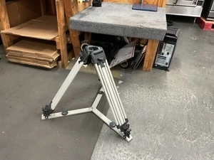 Vinten 2-Stage Aluminium Tripod W/ Spreader 62 inch - Picture 1 of 9