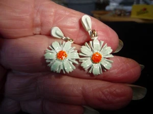 VINTAGE KUNST SIGNIERT WEISSE EMAILLE BLUME 1/2" L CLIP AUF OHRRINGE #29/17 - Bild 1 von 8