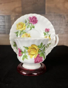 Tazza da tè e piattino vintage Royal Albert Bone China rosa rose gialle - Foto 1 di 6