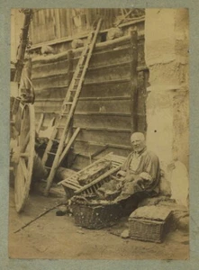 Provence. Homme plumant une volaille. Ferme. Albumine 1885-90. - Imagen 1 de 2