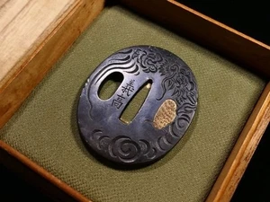 A masterpiece by Yoshitaka "Cloud Dragon" High-quality Shakudo polished tsuba - Picture 1 of 8