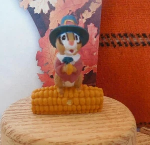 PUNZE FRÖHLICHE MINIATUR THANKSGIVING PILGER STREIFENHÖRNCHEN AUF MAIS 1995 - Bild 1 von 2