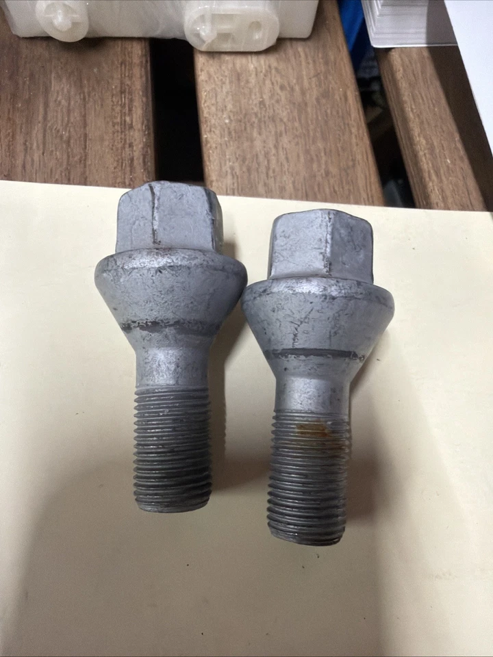 Juego de 2 pernos de rueda RAM PROMASTER 14-24 1500 - 3500 OEM usados MOPAR 68095788AA Foto 1 de 4