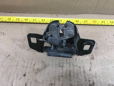 Dodge Grand Caravan 2008-2017 montaje de actuador de liberación de pestillo de bloqueo de capó OEM. Foto 1 de 4