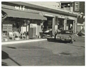 Tarjeta postal Dodge Dart 1971 Bath Beach Brooklyn NY Gulf Station reimpresión de foto - Imagen 1 de 2