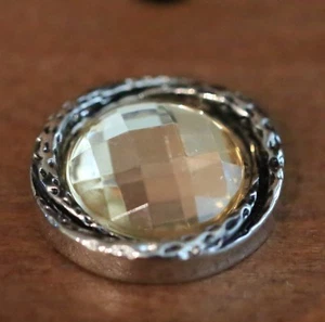TODO La La 3/4" Dije a Presión-Centro Cristal Dorado Claro con Exterior Plateado Entrelazado - Imagen 1 de 1