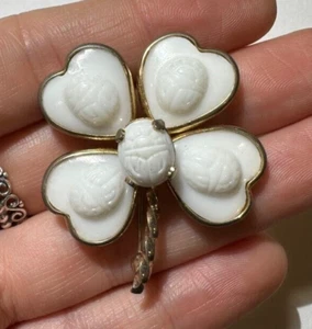 Vintage de la Suerte Trébol Blanco Leche Vidrio Cab Escarabajo Oro Tono Broche - Imagen 1 de 5